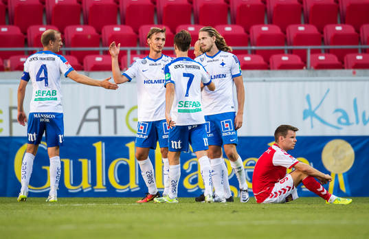 Norrköpingsspelarna jublar medan Kalmars Måns Söderqvist