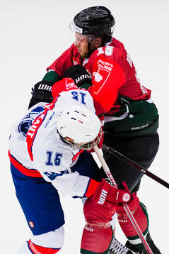 Pardubices Martin Kaut och Frölundas Matt Donovan i