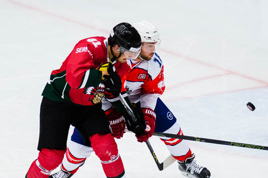 Frölundas Nicklas Lasu och Pardubices Ctirad Ovcacik i