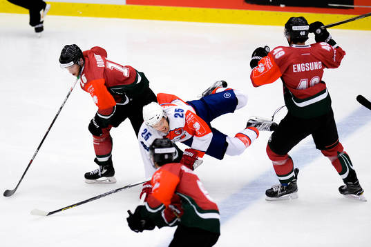 Frölundas Oscar Engsund tacklar Pardubices Lukas Nahodil