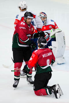 Frölundas Joel Lundqvist jublar med målskytten till 4-2