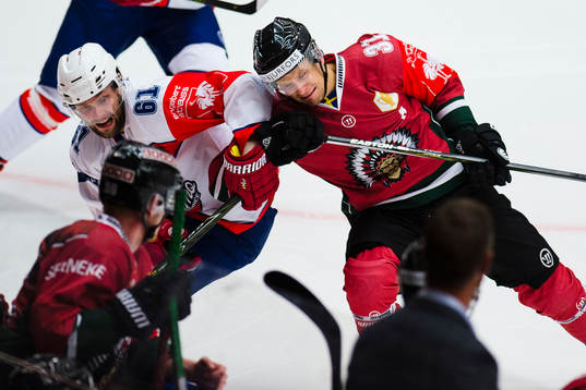 Pardubices Tomas Kaut och Frölundas Nicklas Lasu i närkamp