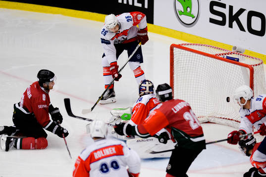 Frölundas Casey Wellman gör 4-2 bakom Pardubices målvakt