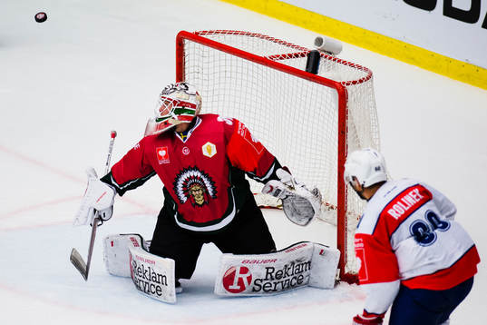 Pardubices Tomas Rolinek  ser Frölundas målvakt Johan