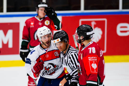 Pardubices Justin Hodgman diskuterar med Frölundas