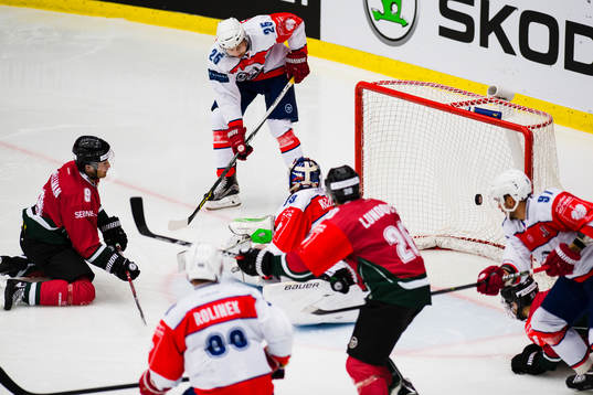 Frölundas Casey Wellman (sittande) gör 4-2 bakom