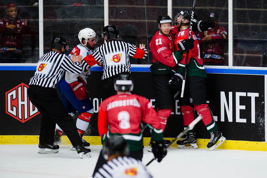 Domarna håller tillbaka Pardubices Nicholas Schaus medan