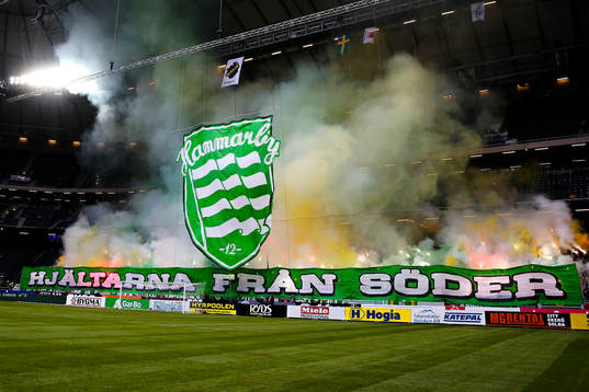 Hammarbys supportrar med tifo före fotbollsmatchen i