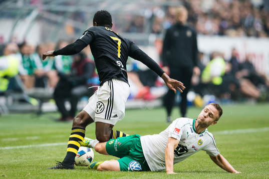s Chinedu Ogbuke Obasi i kamp om bollen med Hammarbys Mats