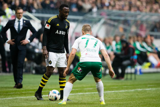 s Chinedu Ogbuke Obasi och Hammarbys Mats Solheim