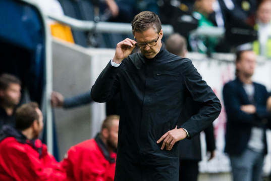 s tränare Rikard Norling ser bekymrad ut