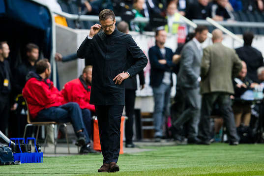 s tränare Rikard Norling ser bekymrad ut