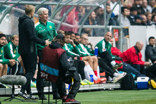 Hammarbys tränare Nanne Bergstrand talar med