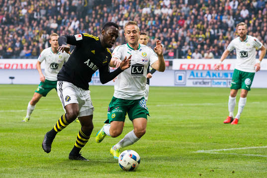 s Chinedu Ogbuke Obasi i kamp om bollen med Hammarbys Mats