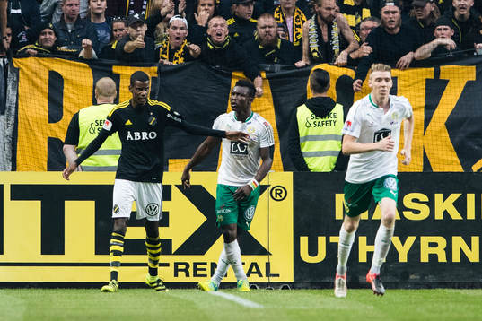 s Alexander Isak och Hammarbys Joseph Aidoo tjafsar