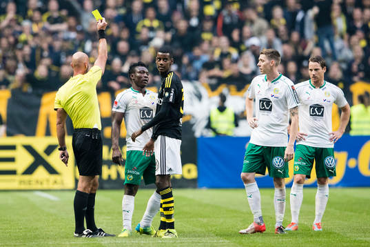 Domare Stefan Johannesson delar ut gula kort till Hammarbys