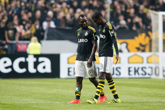 s John Chibuike och Alexander Isak talar med varandra