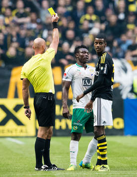Domare Stefan Johannesson delar ut gula kort till Hammarbys