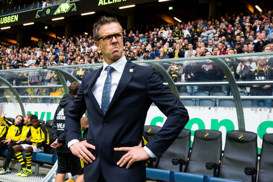 s tränare Rikard Norling innan fotbollsmatchen i
