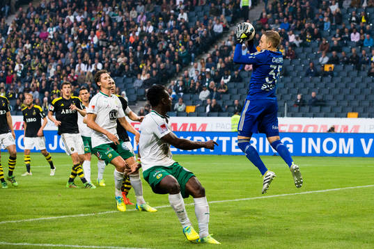 s målvakt Patrik Carlgren tar ner bollen