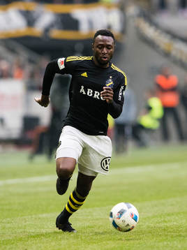 s Chinedu Ogbuke Obasi med bollen