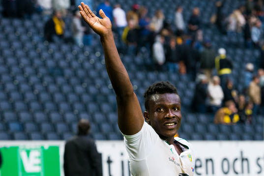 Hammarbys Joseph Aidoo vinkar till supportrarna