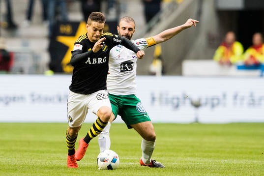 s Amin Affane i kamp om bollen med Hammarbys Kennedy
