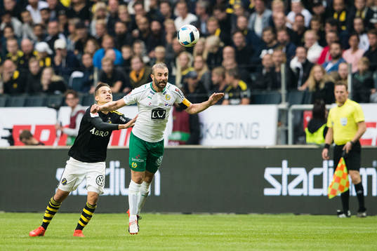 s Amin Affane puttar Hammarbys Kennedy Bakircioglu i ryggen