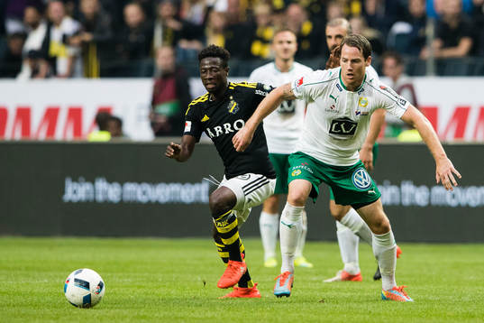 s Ebenezer Ofori i kamp om bollen med Hammarbys Johan