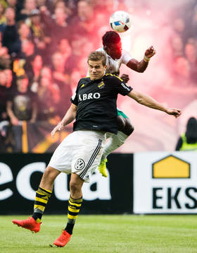 s Eero Markkanen i en nickduell med Hammarbys Joseph Aidoo