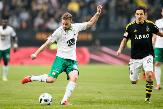 Hammarbys Arnór Smárason med ett skott