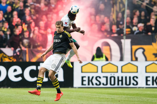 s Eero Markkanen i en nickduell med Hammarbys Joseph Aidoo