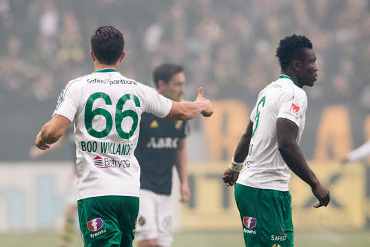Hammarbys David Boo Wiklander gör tummen upp till