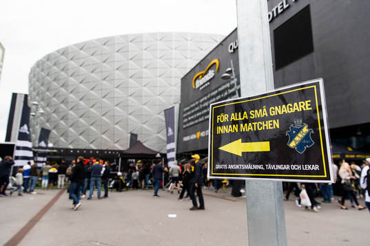 En skylt om barnaktiviteter utanför arenan innan