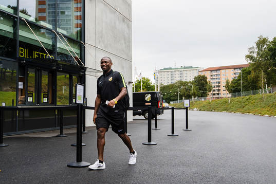 Häckens John Owoeri går in i arenan