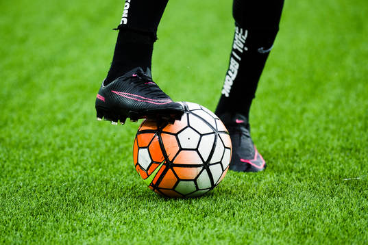 Fotbollsskor och fotboll