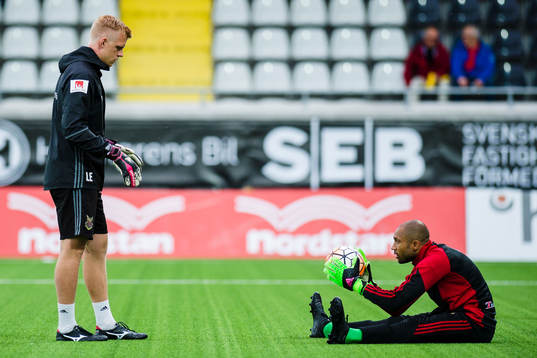 Östersunds Målvaktstränare Linus Eriksson värmer upp