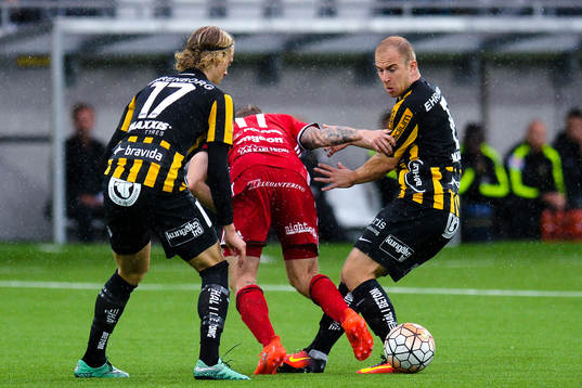 Östersunds Curtis Edwards  i kamp mot Häckens Gustav