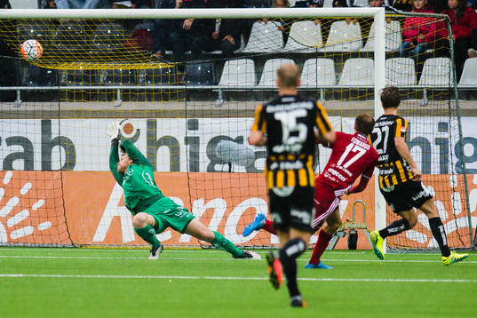 Häckens Kari Arkivuo och Joel Andersson ser Östersunds
