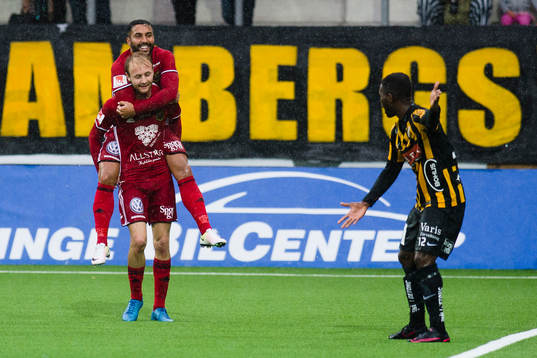 Östersunds Saman Ghoddos jublar med målskytten till 0-1