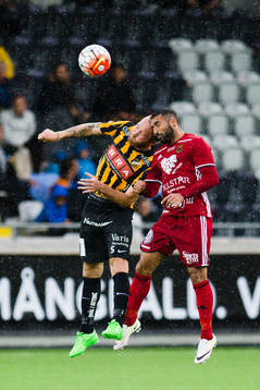 Häckens Emil Wahlström i nickduell med Östersunds Saman