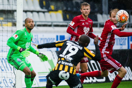 Östersunds målvakt Aly Keita och Dennis Widgren  ser