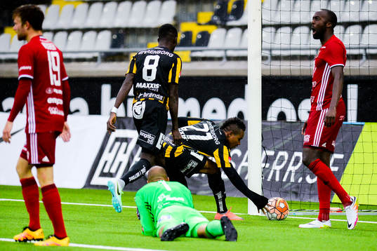 Häckens Demba Savage och Nasiru Mohammed jublar