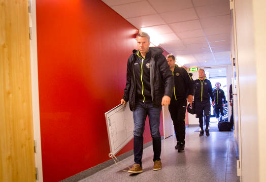 Falkenbergs tränare Hans Eklund anländer