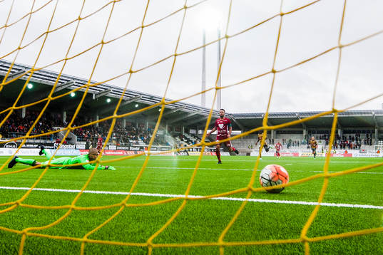 Häckens John Owoeri gör 2-1-målet bakom Östersunds