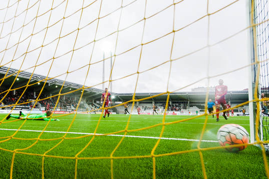 Häckens John Owoeri gör 2-1-målet bakom Östersunds