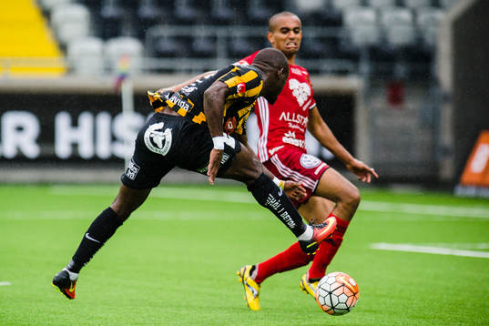 Häckens John Owoeri skjuter och gör 2-1-målet