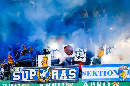 IFK Göteborgs supportrar med tifo före fotbollsmatchen i