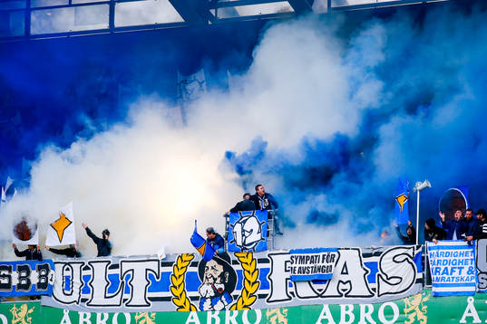 IFK Göteborgs supportrar med tifo före fotbollsmatchen i