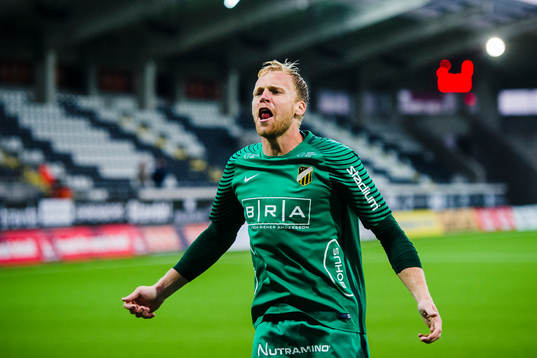 Häckens målvakt Peter Abrahamsson jublar